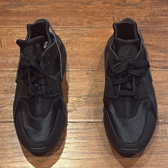 Nike Black Sleek Low-Top Sneakers - Picture 4 of 8